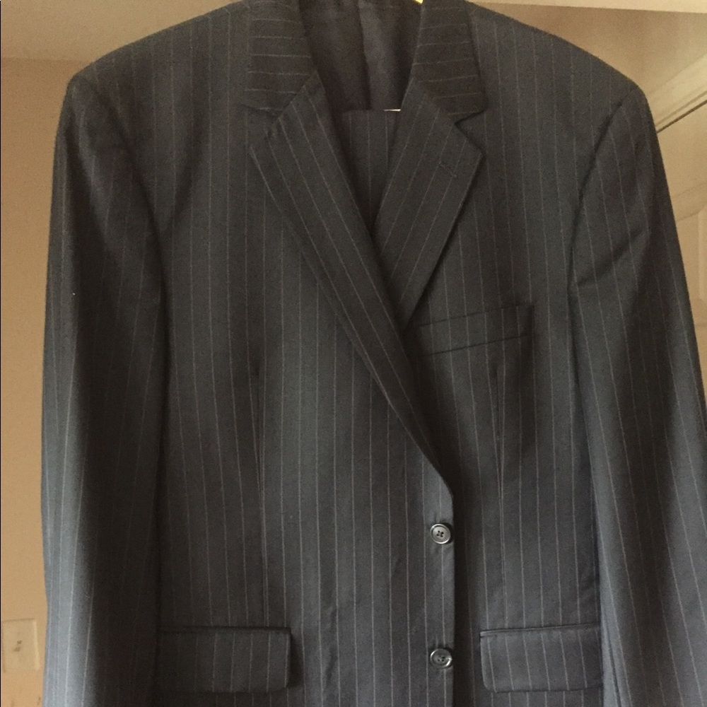 Men’s Jos A Banks Suit Navy blue w/ golden stripes